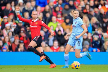 Manchester United takımından Martha Thomas, 3 Aralık 202 'de Old Trafford, Manchester, İngiltere' de oynanan FA Bayanlar Süper Ligi karşılaşmasında Danielle Turner # 14 Aston Villa 'nın izlediği topa çarpıyor.