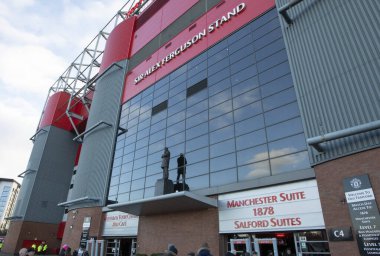 Sir Alex Ferguson, Manchester United Women - Aston Villa Women maçında Old Trafford, Manchester, İngiltere 3 Aralık 202 'de Old Trafford' da Old Trafford 'un önünde duruyor.