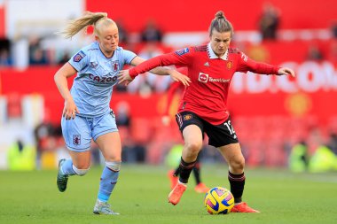 Manchester United 'dan Hayley Ladd # 12 ve Aston Villa' dan Freya Gregory # 18 FA Kadınlar Süper Ligi karşılaşmasında Manchester United Women - Aston Villa Women - Old Trafford, Manchester, İngiltere, 3 Aralık 202
