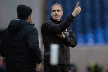 Michael Duff, İngiltere 'nin Peterborough kentindeki Weston Homes Stadyumu' nda 2 Aralık 202 'de oynanan Sky Bet 1 karşılaşmasında jest ve tepkiler koçu.