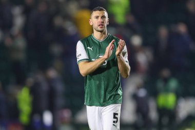 Plymouth Argyle 'dan James Wilson 2 Aralık 202' de Home Park, Plymouth, İngiltere 'de oynanan Sky Bet Lig 1 maçı sonrasında ev sahibi taraftarlarını alkışlıyor.