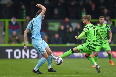 Forest Green Rovers 'dan Ben Stevenson 3 Aralık 202' de The New Lawn, Nailsworth, Birleşik Krallık 'ta oynanan Sky Bet 1 karşılaşmasında Cambridge United' ın 9 numaralı oyuncusu Joe Ironside faul yaptı.