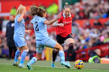 Manchester United 'dan Leah Galton 3 Aralık 202' de Old Trafford, Manchester, Birleşik Krallık 'ta oynanan FA Bayanlar Süper Ligi karşılaşmasında Aston United Women - Aston Villa Women maçında Aston Villa' yı geçiyor.