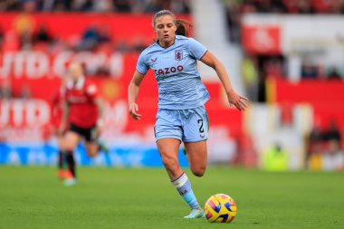 Aston Villa 'dan Sarah Mayling 3 Aralık 202' de Manchester United Women vs Aston Villa Women maçında topla koşuyor.