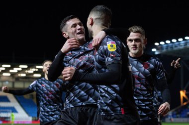 Barnsley 'li Adam Phillips golünü Jack Aitchison ile kutluyor ve skor 1-2, Peterborough-Barnsley maçında Weston Homes Stadyumu, Peterborough, 2 Aralık 202' de oynanan maçta 1-2 'lik skora ulaştı.