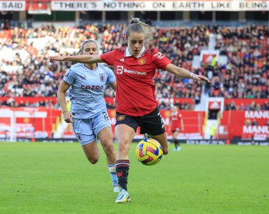 Manchester United 'ın 7 numaralı oyuncusu Ella Toone, Manchester United Kadınlar Süper Ligi' nin 3 Aralık 202 tarihinde Old Trafford, Manchester 'da oynanan Manchester United Women vs Aston Villa Women maçında topu kontrol ediyor.