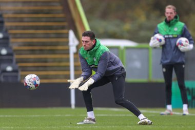Forest Green Rovers 'dan Luke McGee 3 Aralık 202' de The New Lawn, Nailsworth, Birleşik Krallık 'ta oynanan Sky Bet Lig 1 maçı öncesinde ısınma turunda.