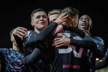 Barnsley 'li Adam Phillips golünü Jack Aitchison ile kutluyor ve skor 1-2, Peterborough-Barnsley maçında Weston Homes Stadyumu, Peterborough, 2 Aralık 202' de oynanan maçta 1-2 'lik skora ulaştı.