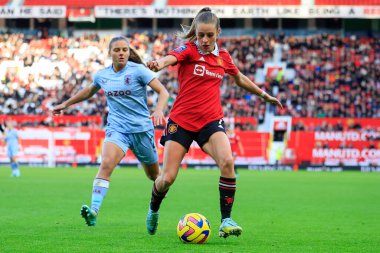 Manchester United 'ın 7 numaralı oyuncusu Ella Toone, Manchester United Kadınlar Süper Ligi' nin 3 Aralık 202 tarihinde Old Trafford, Manchester 'da oynanan Manchester United Women vs Aston Villa Women maçında topu kontrol ediyor.