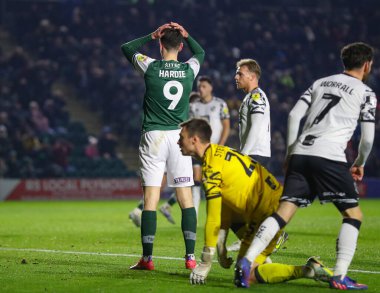 Plymouth Argyle 'dan Ryan Hardie 2 Aralık 202' de Home Park, Plymouth, İngiltere 'de oynanan Sky Bet 1 karşılaşmasında barın üzerinden geçerken üzgün görünüyor.