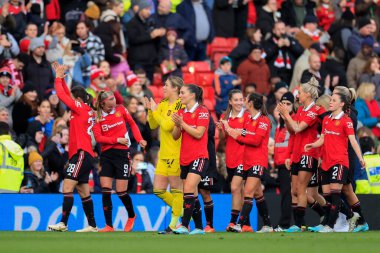 Manchester United oyuncuları, 3 Aralık 202 'de Old Trafford, Manchester' da Manchester United Women vs Aston Villa Women maçının sonunda taraftarları alkışlıyor.