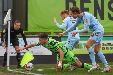 Cambridge United 'dan James Brophy # 7 numaralı forvet Corey O' Keeffe # 2 of Forest Green Rovers ile oynadığı Sky Bet League 1 maçı sırasında Cambridge United 'a karşı The New Lawn, Nailsworth, İngiltere, 3 Aralık 202