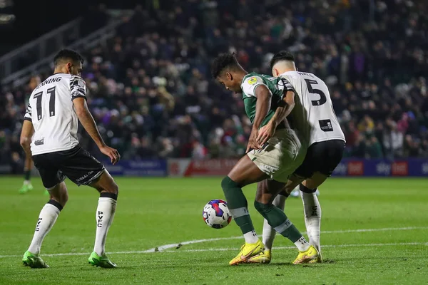 Niall Ennis Plymouth Argyle Connor Hall Port Vale Battle Ball — 스톡 사진
