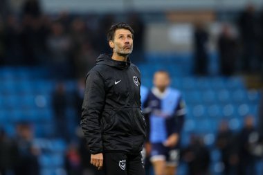 Portsmouth teknik direktörü Danny Cowley, 4 Aralık 2022 'de Adams Park' ta Wycombe Wanderers 'ın Portsmouth' a karşı oynadığı Sky Bet 1 maçı sonrasında taraftarlarının üzüntülü bir performansını kesiyor.