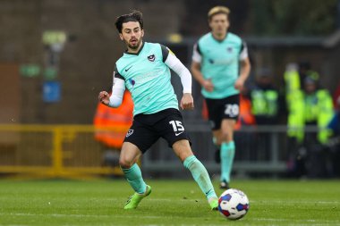 Portsmouth FC 'den Owen Dale (Blackpool' dan ödünç alınarak) topu 4 Aralık 202 'de Adams Park, High Wycombe, Birleşik Krallık' ta oynanan Sky Bet 1 maçında Wycombe Wanderers-Portsmouth maçında pas verdi.