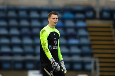 Portsmouth FC 'den Josh Griffiths (West Bromwich Albion' dan kiralanarak) Sky Bet 1 karşılaşması öncesinde ısınma turunda Wycombe Wanderers Portsmouth 'a karşı Adams Park, High Wycombe, Birleşik Krallık, 4 Aralık 202