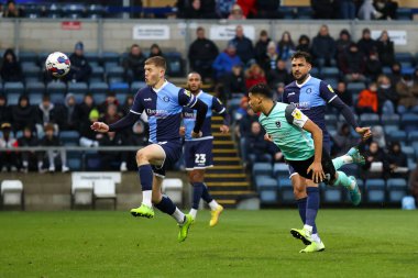 Portsmouth FC 'den Dane Scarlett (Tottenham' dan ödünç alınarak), 4 Aralık 202 'de Adams Park, High Wycombe, Birleşik Krallık' ta oynanan Sky Bet 1 maçında Wycombe Wanderers 'a karşı Portsmouth maçında kaleye doğru ilerliyor.