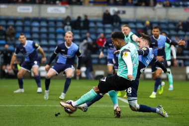 Portsmouth FC 'den Josh Koroma (Huddersfield Town' dan ödünç), Wycombe Wanderers takımının 4 Aralık 202 'de Adams Park' ta Wycombe Wanderers-Portsmouth maçında Josh Scowen tarafından engellendi.