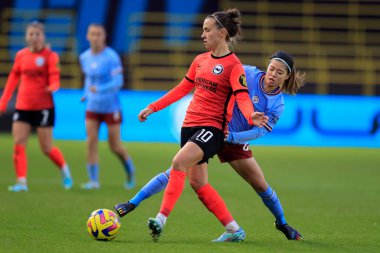 Brighton 'dan Julia Zigiotti Olme # 10, Manchester Bayanlar Süper Ligi Manchester City - Brighton & Hove Albion W.F.C. maçında Manchester City' den Yui Hasegawa # 25 'e meydan okudu. Etihad Kampüsü, Manchester, Birleşik Krallık, 4 Aralık 202