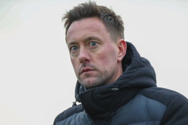 Ian Burchnall, New Lawn, Nailsworth, İngiltere 'de 3 Aralık 202' de oynanan Sky Bet 1 karşılaşmasında Forest Green Rovers ve Cambridge United takımının teknik direktörü.