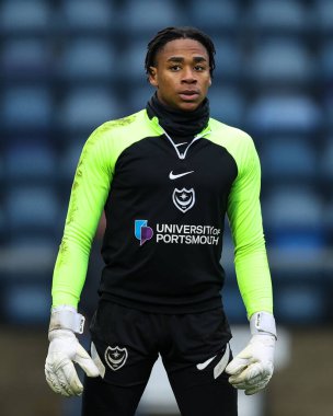 Portsmouth FC takımından Josh Oluwayemi, 4 Aralık 202 'de Adams Park, High Wycombe, Birleşik Krallık' ta oynanan Sky Bet Lig 1 maçı öncesinde ısınma turunda Wycombe Wanderers 'a karşı Portsmouth