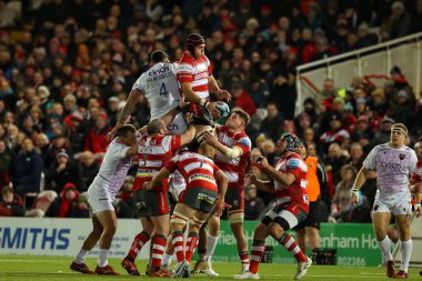 Gloucester Rugby 'den Matias Alemanno, 3 Aralık 202' de Kingsholm Stadyumu, Gloucester, İngiltere 'de oynanan Gallagher Premiership maçında topu korumak için atlıyor.