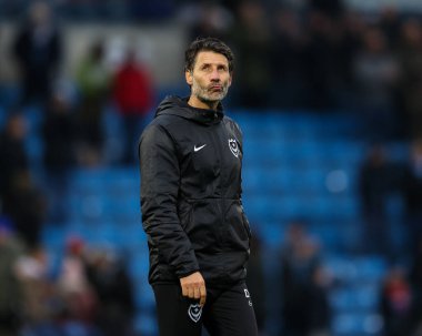 Portsmouth teknik direktörü Danny Cowley, 4 Aralık 2022 'de Adams Park' ta Wycombe Wanderers 'ın Portsmouth' a karşı oynadığı Sky Bet 1 maçı sonrasında taraftarlarının üzüntülü bir performansını kesiyor.
