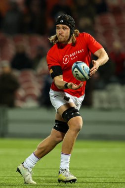 Northampton Saints takımının Alex Moon 'u Gallagher Premiership maçı öncesinde Kingsholm Stadyumu, Gloucester, 3 Aralık 202' de Gloucester 'a karşı Northampton Saints maçında ısınma turunda.