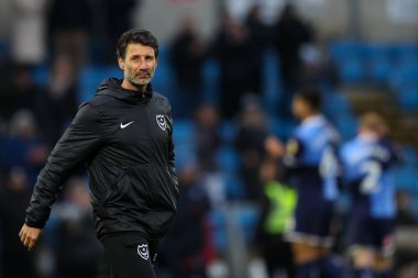 Portsmouth teknik direktörü Danny Cowley, 4 Aralık 2022 'de Adams Park' ta Wycombe Wanderers 'ın Portsmouth' a karşı oynadığı Sky Bet 1 maçı sonrasında taraftarlarının üzüntülü bir performansını kesiyor.
