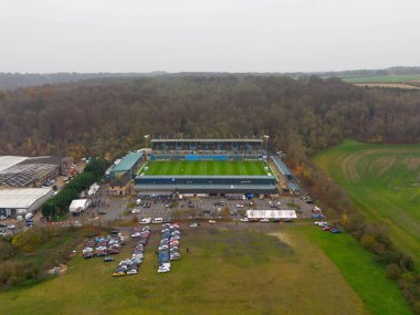 Adams Park 'ın, Gök İddia Ligi 1' in önündeki hava görüntüsü Wycombe Wanderers 'ın Adams Park, High Wycombe, Birleşik Krallık' ta 4 Aralık 202 'de Portsmouth' a karşı oynadığı maçı gösteriyor.