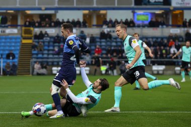 Wycombe Wanderers takımından Josh Scowen, 4 Aralık 202 'de Adams Park, High Wycombe' da oynanan Sky Bet 1 karşılaşmasında Portsmouth FC takımından Michael Morrison ile karşılaştı.