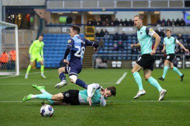 Wycombe Wanderers takımından Josh Scowen, 4 Aralık 202 'de Adams Park, High Wycombe' da oynanan Sky Bet 1 karşılaşmasında Portsmouth FC takımından Michael Morrison ile karşılaştı.