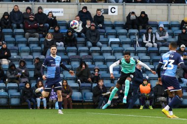 Reeco Hackett-Fairchild, 4 Aralık 202 'de Adams Park, High Wycombe, Birleşik Krallık' ta Wycombe Wanderers 'a karşı oynadığı Sky Bet 1 maçı sırasında çekim yapıyor.