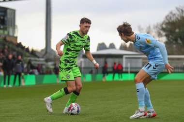 Forest Green Rovers 'dan Corey O' Keeffe 3 Aralık 202 'de The New Lawn, Nailsworth, Birleşik Krallık' ta oynanan Sky Bet League 1 maçında topla koşuyor.