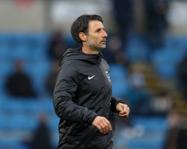 Portsmouth baş antrenörü Danny Cowley, 4 Aralık 202 'de Adams Park, High Wycombe, Birleşik Krallık' ta Wycombe Wanderers 'a karşı oynanan Sky Bet 1 maçından önce ısınma turunda.