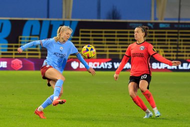 Manchester City 'den 14 numaralı Esme Morgan, FA Kadınlar Süper Ligi karşılaşmasında Brighton' dan Julia Zigiotti Olme # 10 numara ile Manchester City Women vs Brighton & Hove Albion W.F.C. Etihad Kampüsü, Manchester, Birleşik Krallık, 4 Aralık 202