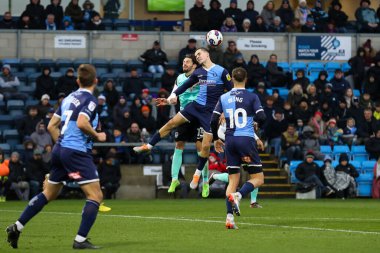 Wycombe Wanderers takımından Anis Mehmeti ve Portsmouth FC takımından Owen Dale (Blackpool 'dan ödünç alındı), 4 Aralık 202' de Adams Park, High Wycombe, Birleşik Krallık 'ta oynanan Sky Bet 1 karşılaşmasında hava topu için yarışıyorlar.