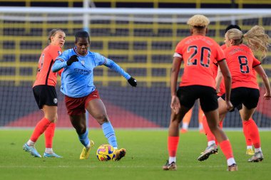 Manchester City 'den Khadija Shaw # 21 FA Kadınlar Süper Ligi karşılaşmasında Brighton orta sahasından kurtulmaya çalışıyor Manchester City Women vs Brighton & Hove Albion W.F.C. Etihad Kampüsü, Manchester, Birleşik Krallık, 4 Aralık 202