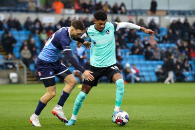 Portsmouth FC 'den Reeco Hackett-Fairchild, Wycombe Wanderers' ın 4 Aralık 202 'de Adams Park' ta Wycombe Wanderers-Portsmouth maçında topu Lewis Wing 'den koruyor.