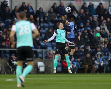 Wycombe Wanderers takımından Lewis Wing, 4 Aralık 202 'de Adams Park, High Wycombe, Birleşik Krallık' ta oynanan Sky Bet 1 maçında Ronan Curtis 'i yenerek havadan top attı.