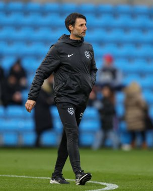 Portsmouth baş antrenörü Danny Cowley, 4 Aralık 202 'de Adams Park, High Wycombe, Birleşik Krallık' ta Wycombe Wanderers 'a karşı oynanan Sky Bet 1 maçından önce ısınma turunda.