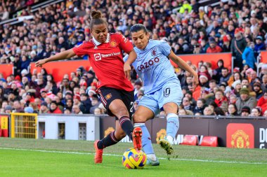 Manchester United 'dan Nikita Parris # 22 ve Aston Villa' dan Kenza Dali # 10 FA Kadınlar Süper Ligi karşılaşmasında Manchester United Women vs Aston Villa Women - Old Trafford, Manchester, İngiltere, 3 Aralık 202