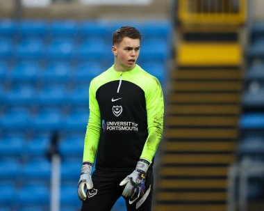 Portsmouth FC 'den Josh Griffiths (West Bromwich Albion' dan kiralanarak) Sky Bet 1 karşılaşması öncesinde ısınma turunda Wycombe Wanderers Portsmouth 'a karşı Adams Park, High Wycombe, Birleşik Krallık, 4 Aralık 202