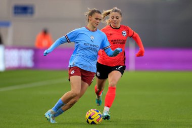 Manchester City 'den Kerstin Casparij # 2 FA Bayanlar Süper Ligi karşılaşmasında Brighton' dan Veatriki Sarri # 7 'den Manchester City Women vs Brighton & Hove Albion W.F.C. Etihad Kampüsü, Manchester, Birleşik Krallık, 4 Aralık 202