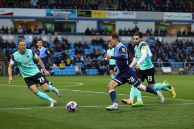 Wycombe Wanderers takımından Josh Scowen, 4 Aralık 202 'de Adams Park, High Wycombe, Birleşik Krallık' ta Wycombe Wanderers-Portsmouth maçında Portsmouth maçında Portsmouth penaltı sahasına daldı.