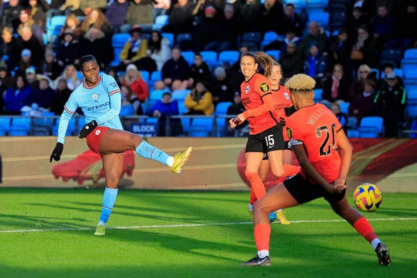 Khadija Shaw Manchester City Strzela Gola Podczas Meczu Women Super — Zdjęcie stockowe