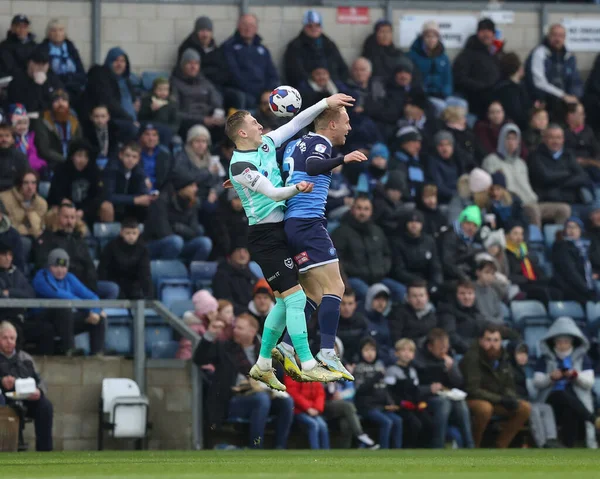 Ronan Curtis Del Portsmouth Batte Jack Grimmer Del Wycombe Wanderers — Foto Stock