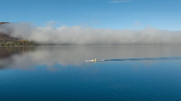 Ein Ruderboot Auf Derwent Water Während Nebel Über Dem See — Stockfoto