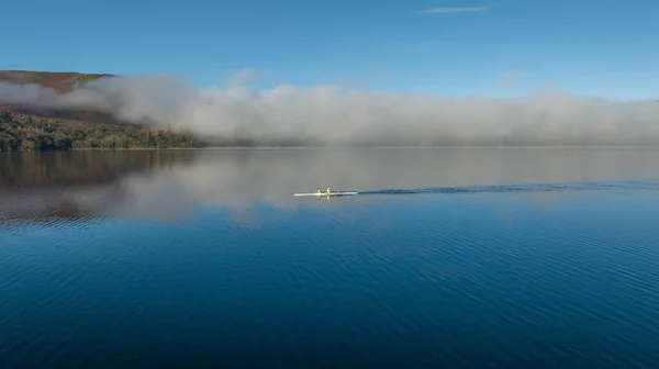 Ein Ruderboot Auf Derwent Water Während Nebel Über Dem See — Stockfoto