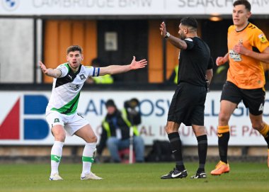 Plymouth Argyle orta saha oyuncusu Joe Edwards (8), 10 Aralık 2022 tarihinde Abbey Stadyumu, Cambridge, Birleşik Krallık 'ta oynanan Cambridge United - Plymouth Argyle maçında hentbol için resmi başvuruda bulundu.